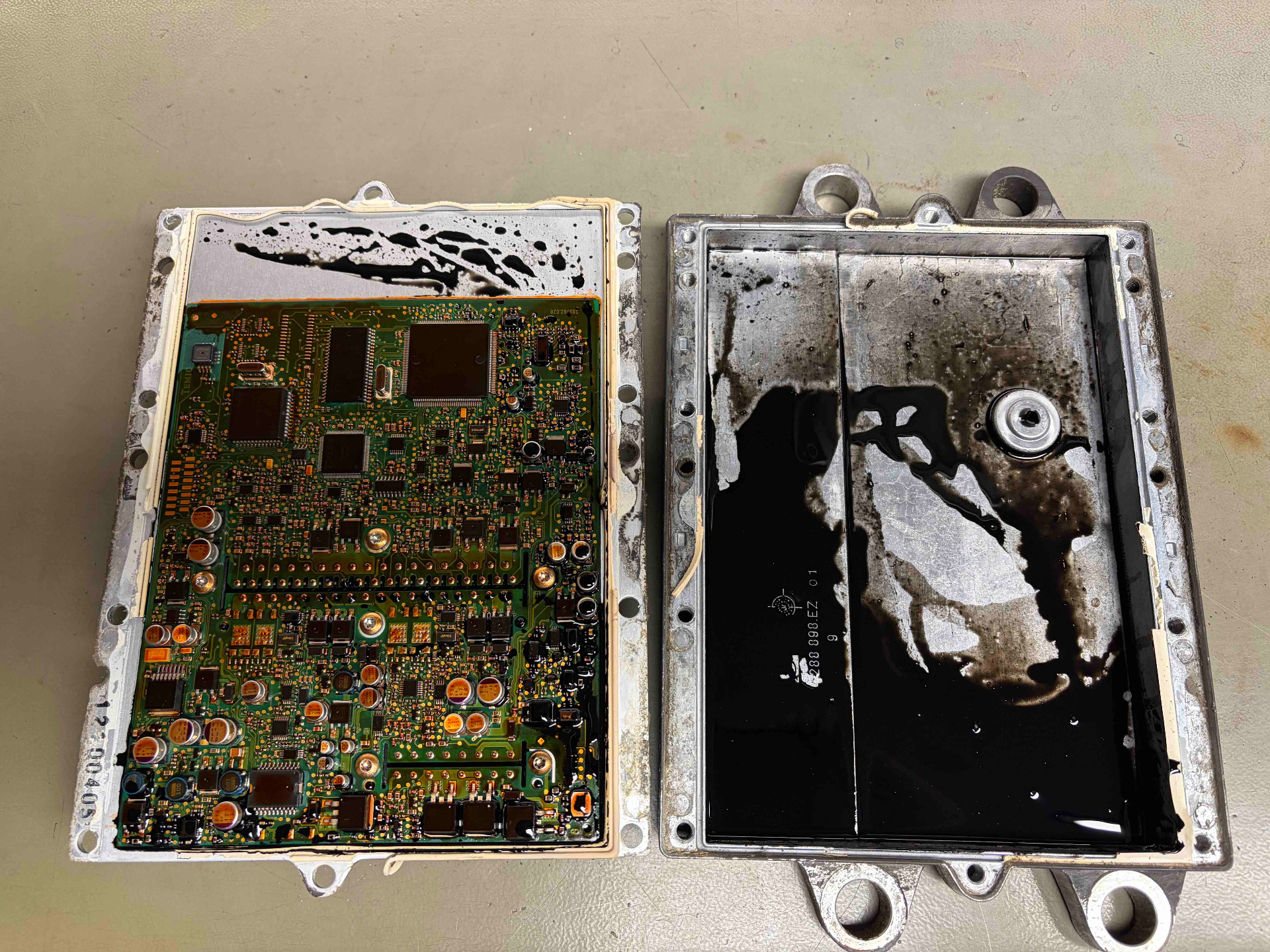 jednotka Mercedes PLD po zatečení oleje